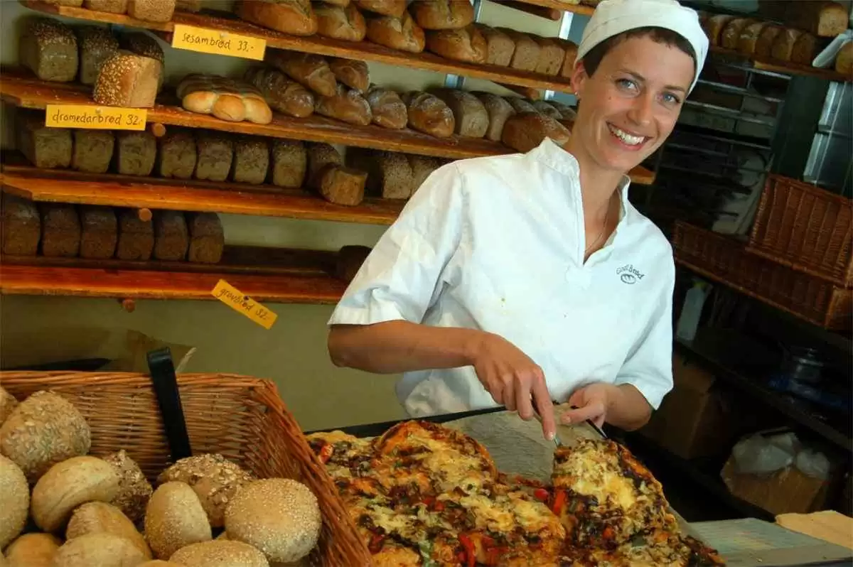 New Gluten-Free Wheat Starch Promises Superior Baking Qualities - A happy baker. Image: CC BY-SA 2.0--decafinata